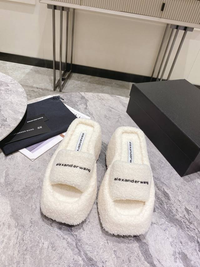 Alexanderwang Ss24 New Arrival～ 大王2024秋冬厚底拖鞋，发泡材质实体，外面包裹仿羊毛，轻盈舒适，高人一等即视感！鞋面精致品牌l